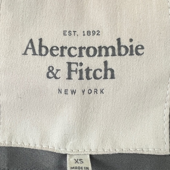 Beautiful vest. Lightly used. Very flattering. Really keeps you warm in the cold - Picture 4 of 4